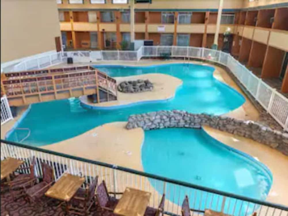รามาดา บาย วินด์แฮม เคิร์นนีย์ Hotel ภายนอก รูปภาพ