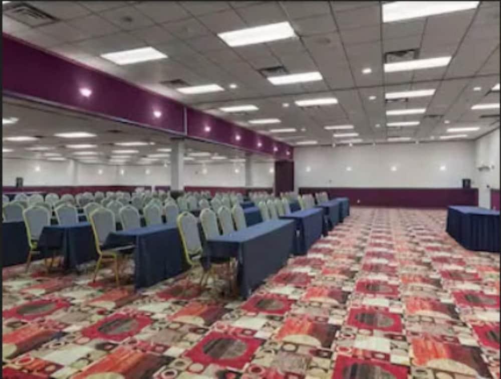 รามาดา บาย วินด์แฮม เคิร์นนีย์ Hotel ภายนอก รูปภาพ