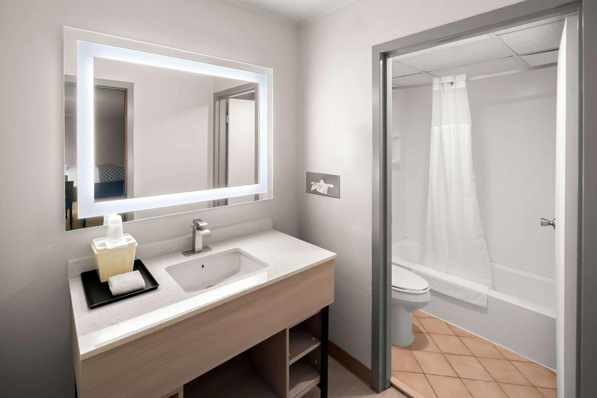 รามาดา บาย วินด์แฮม เคิร์นนีย์ Hotel ภายนอก รูปภาพ