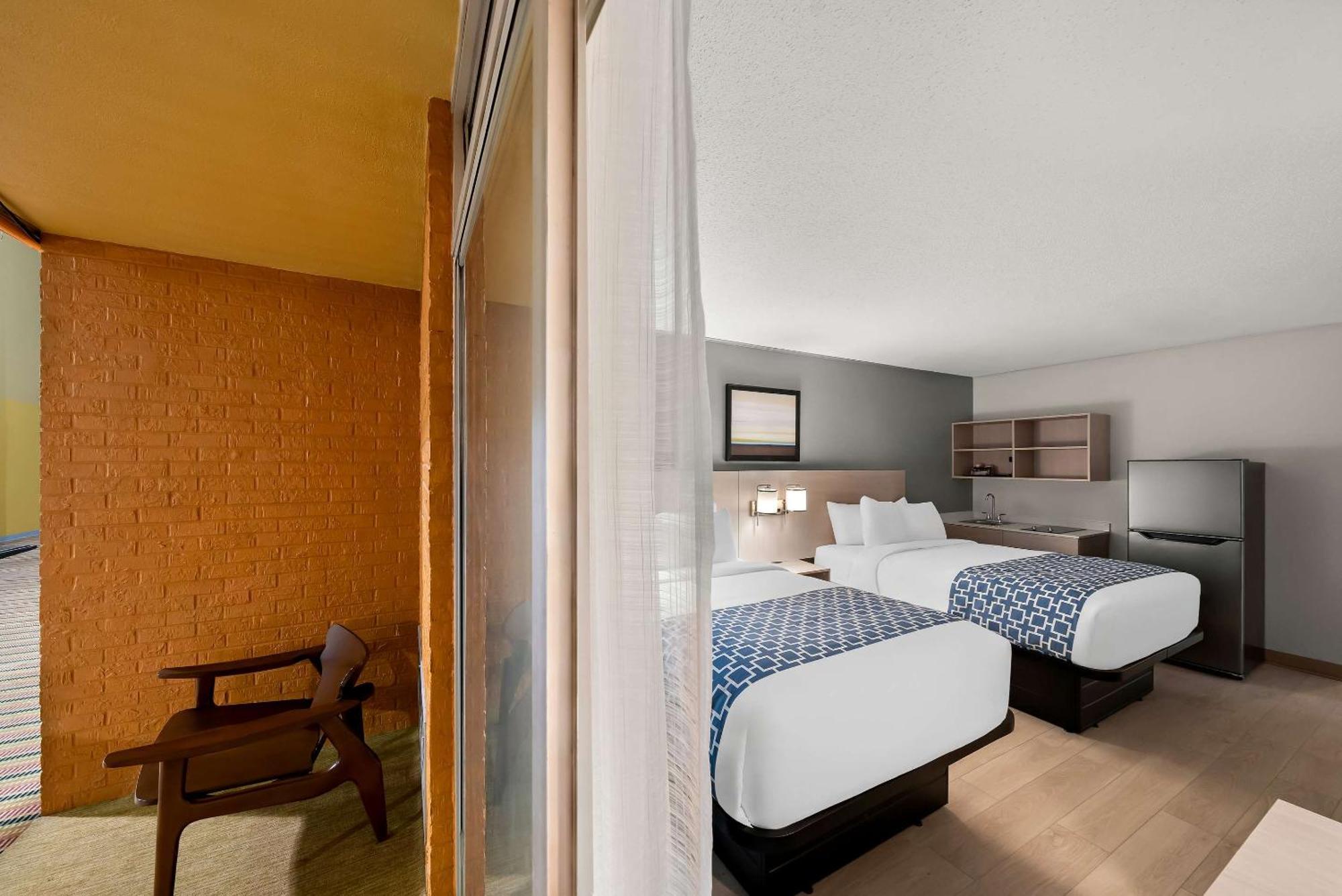รามาดา บาย วินด์แฮม เคิร์นนีย์ Hotel ภายนอก รูปภาพ