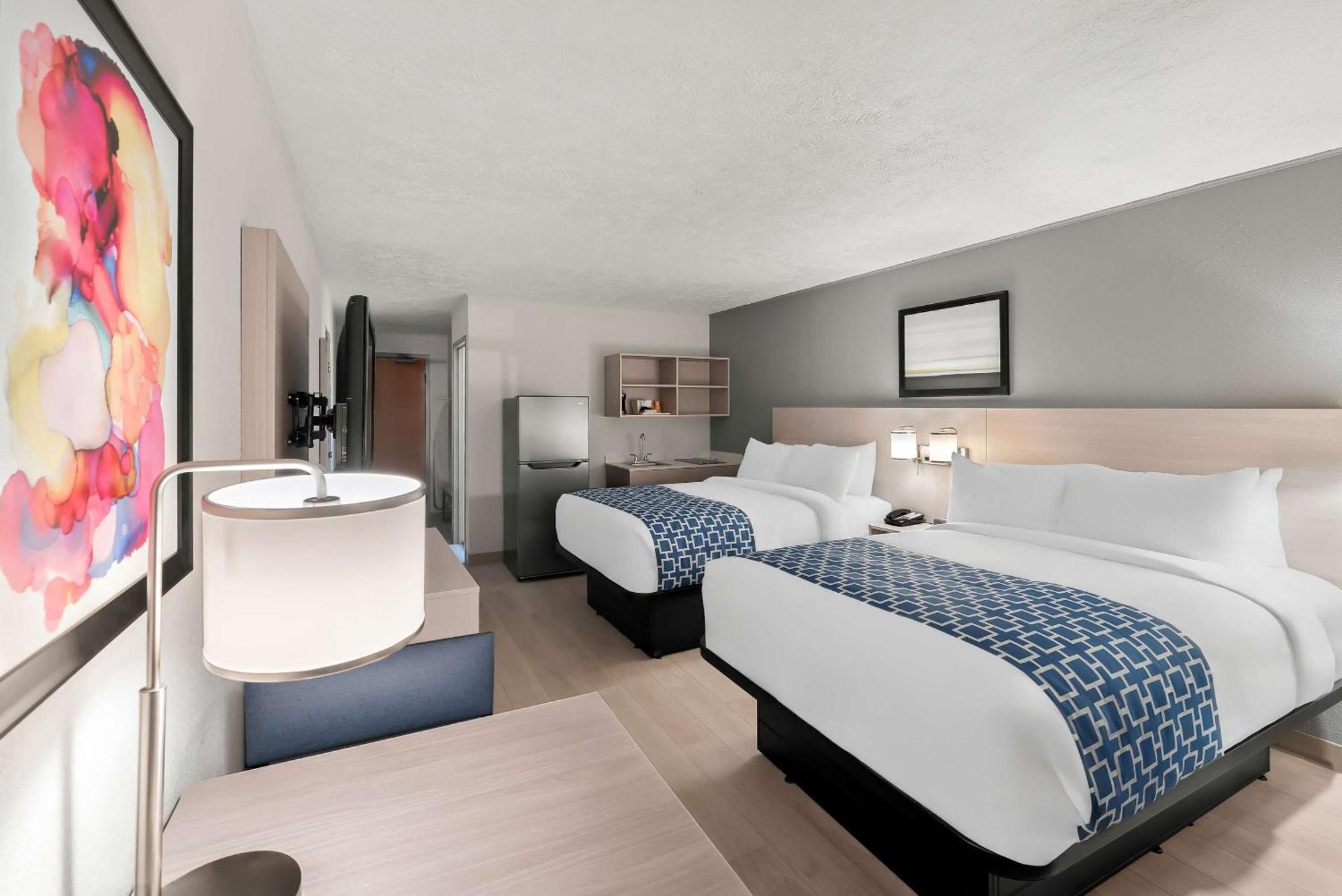 รามาดา บาย วินด์แฮม เคิร์นนีย์ Hotel ภายนอก รูปภาพ