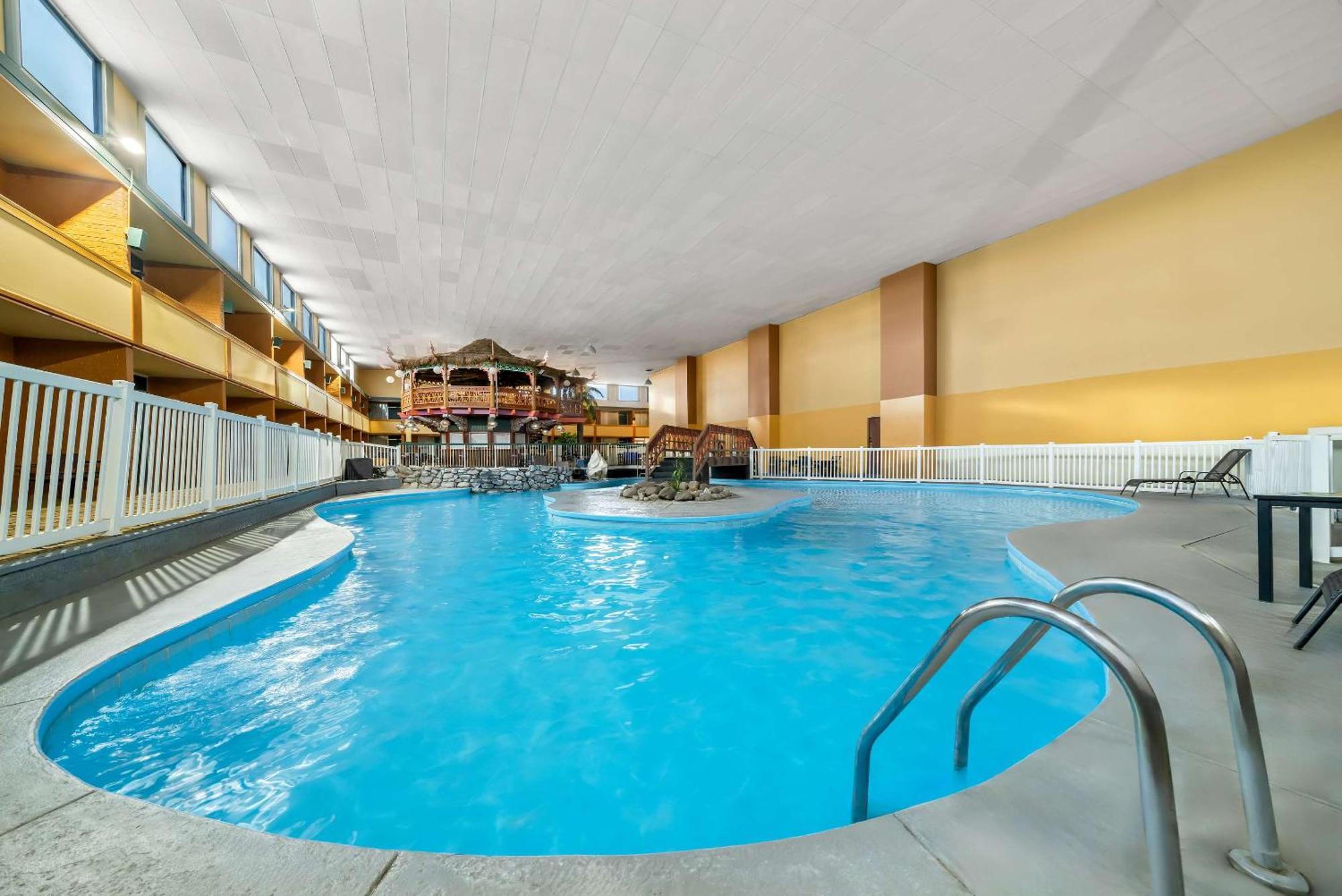 รามาดา บาย วินด์แฮม เคิร์นนีย์ Hotel ภายนอก รูปภาพ