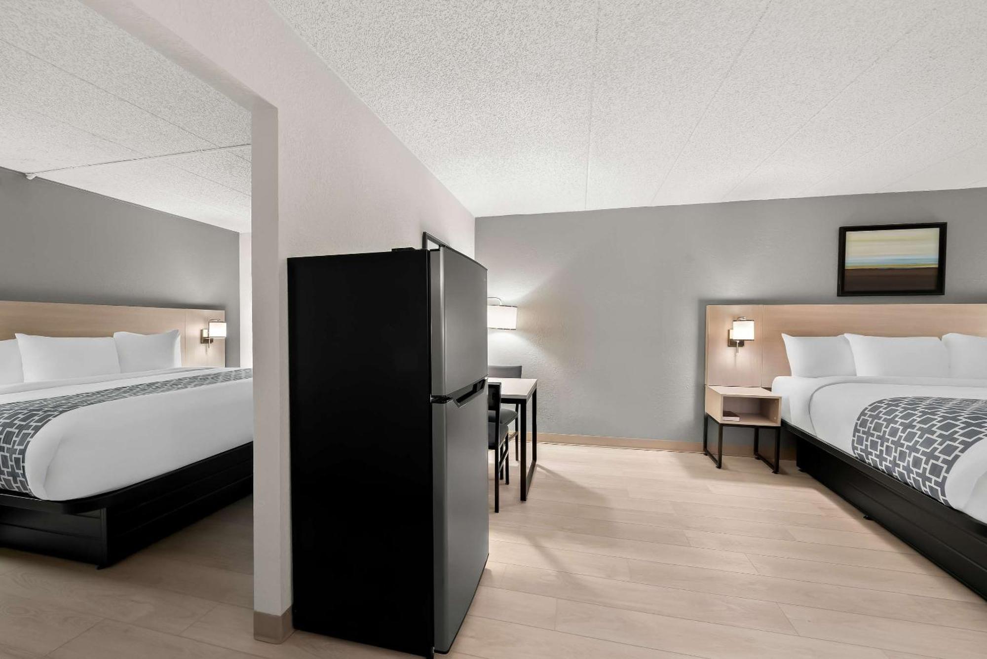 รามาดา บาย วินด์แฮม เคิร์นนีย์ Hotel ภายนอก รูปภาพ