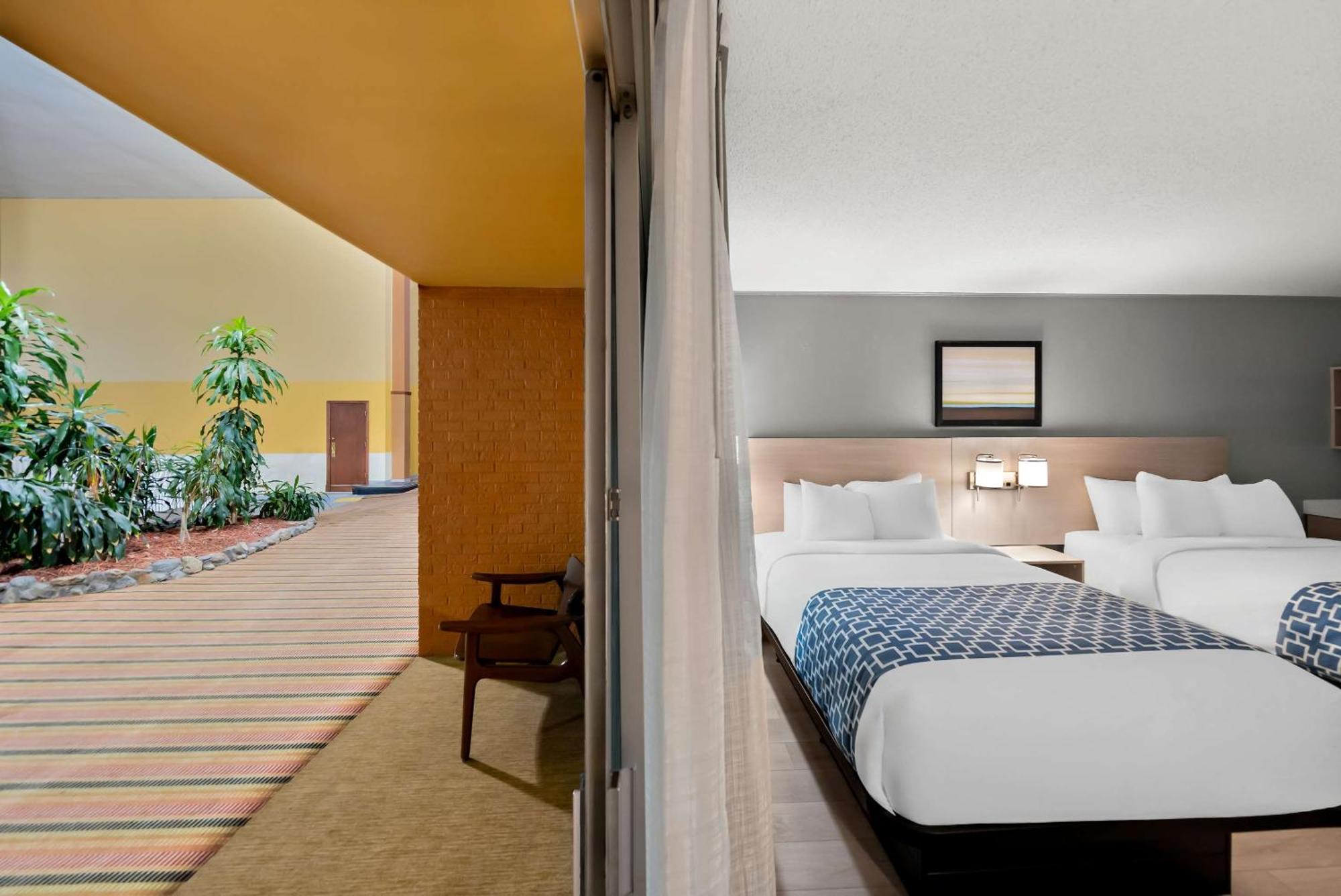 รามาดา บาย วินด์แฮม เคิร์นนีย์ Hotel ภายนอก รูปภาพ