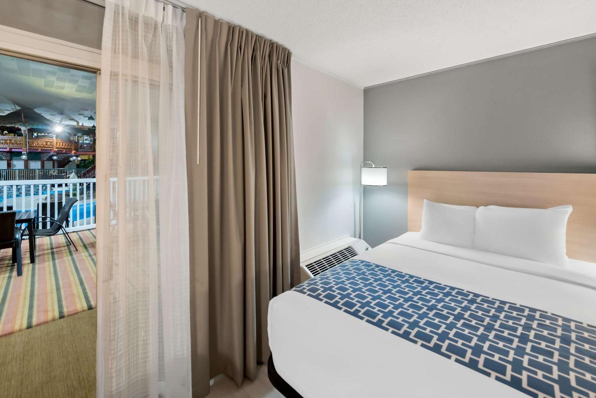 รามาดา บาย วินด์แฮม เคิร์นนีย์ Hotel ภายนอก รูปภาพ