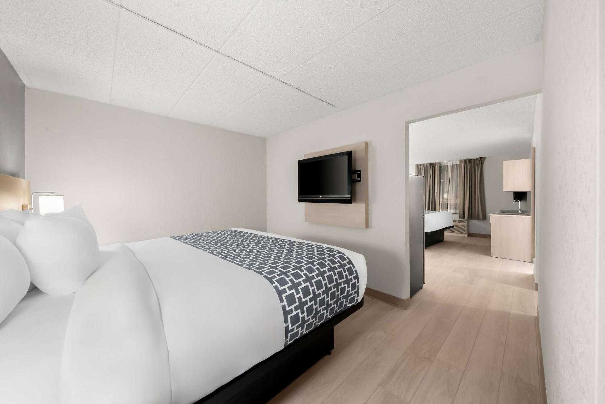รามาดา บาย วินด์แฮม เคิร์นนีย์ Hotel ภายนอก รูปภาพ