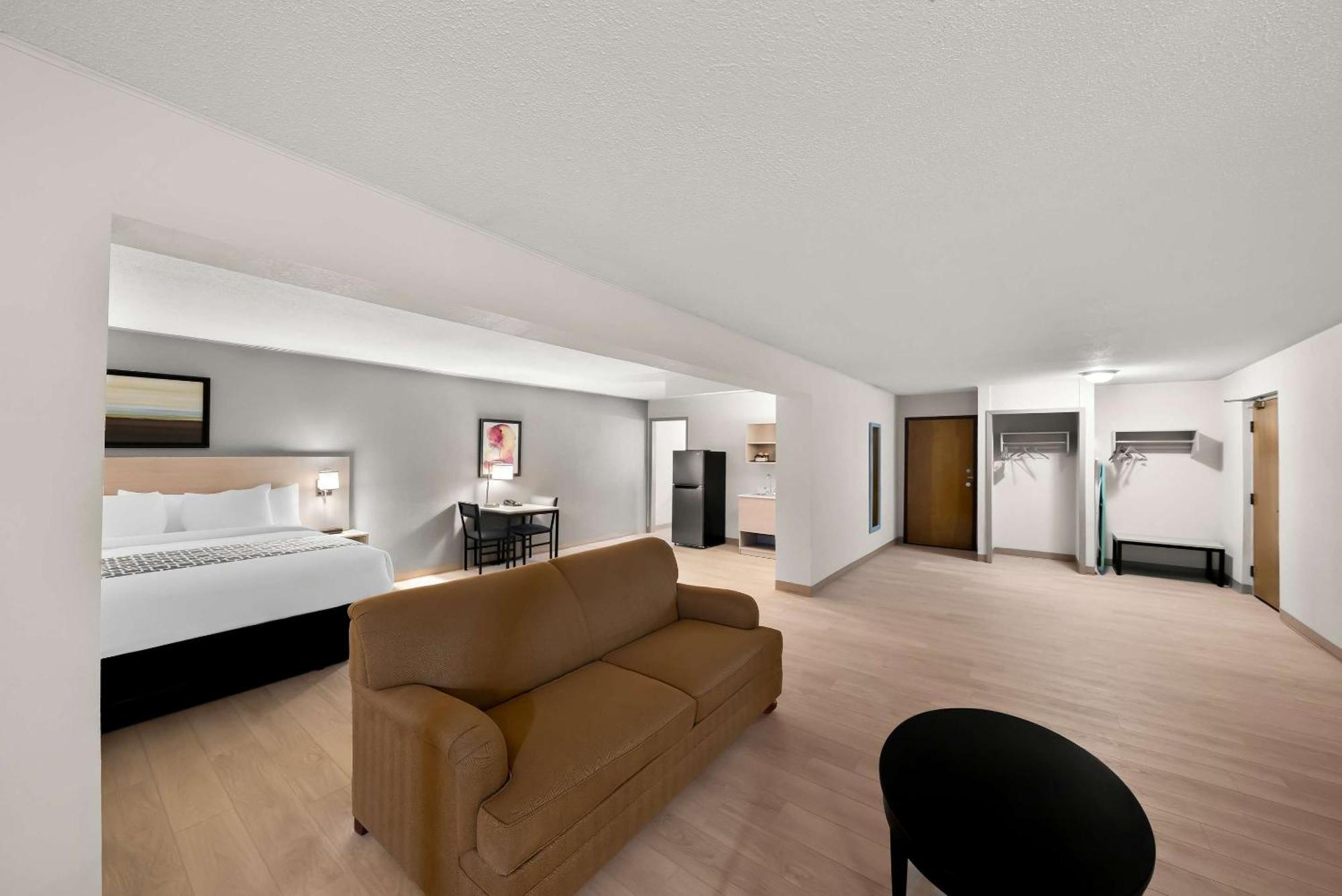 รามาดา บาย วินด์แฮม เคิร์นนีย์ Hotel ภายนอก รูปภาพ