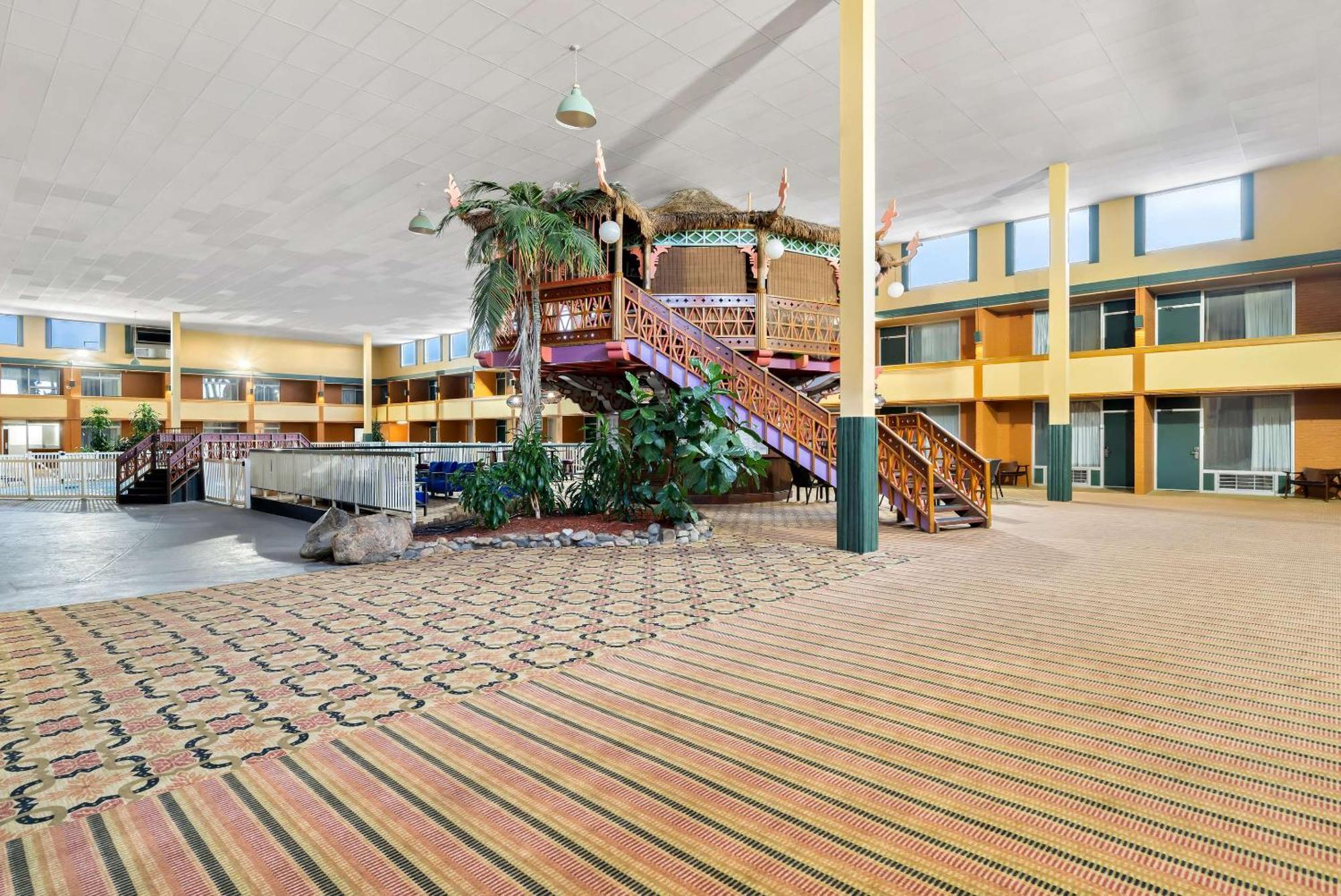 รามาดา บาย วินด์แฮม เคิร์นนีย์ Hotel ภายนอก รูปภาพ