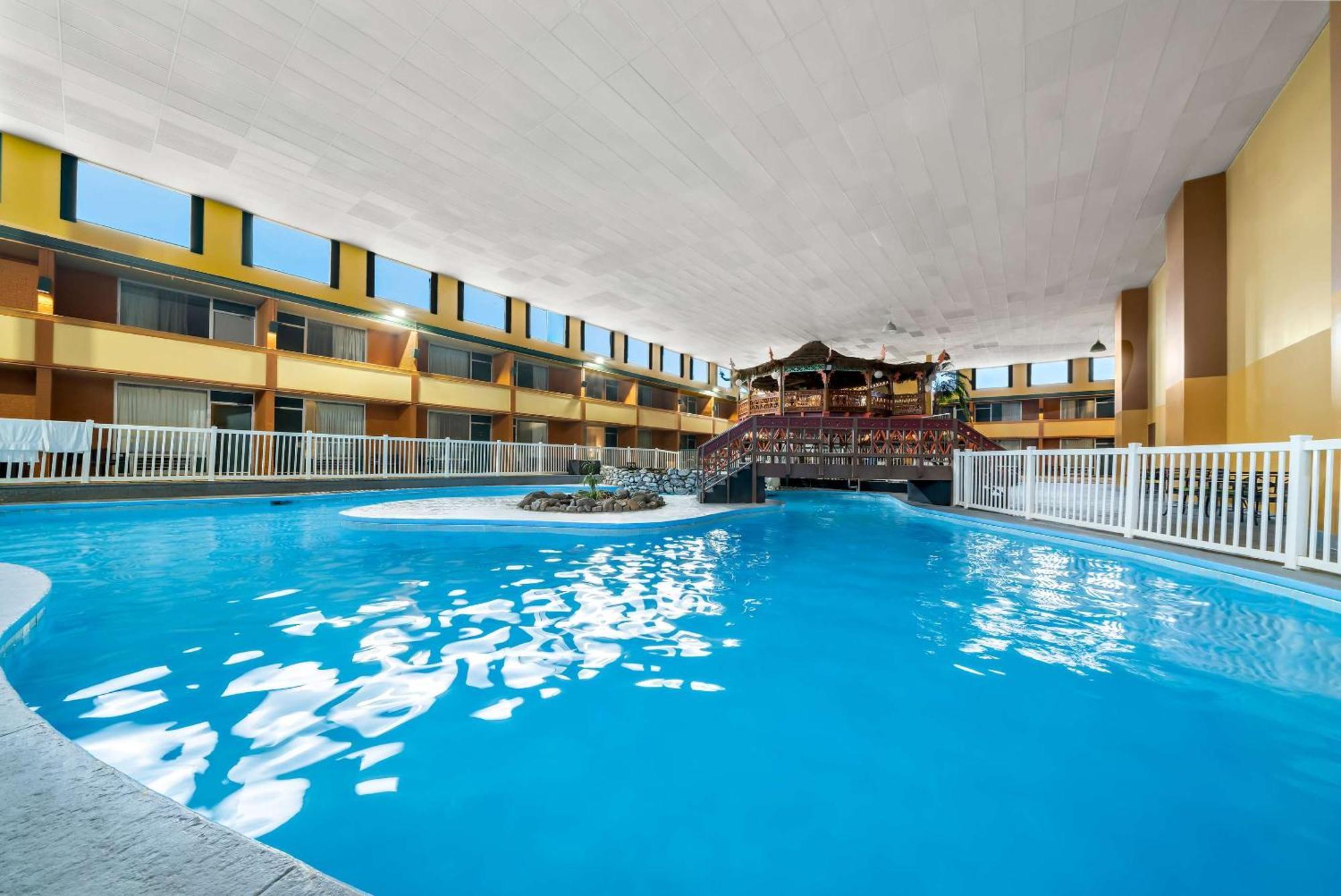 รามาดา บาย วินด์แฮม เคิร์นนีย์ Hotel ภายนอก รูปภาพ