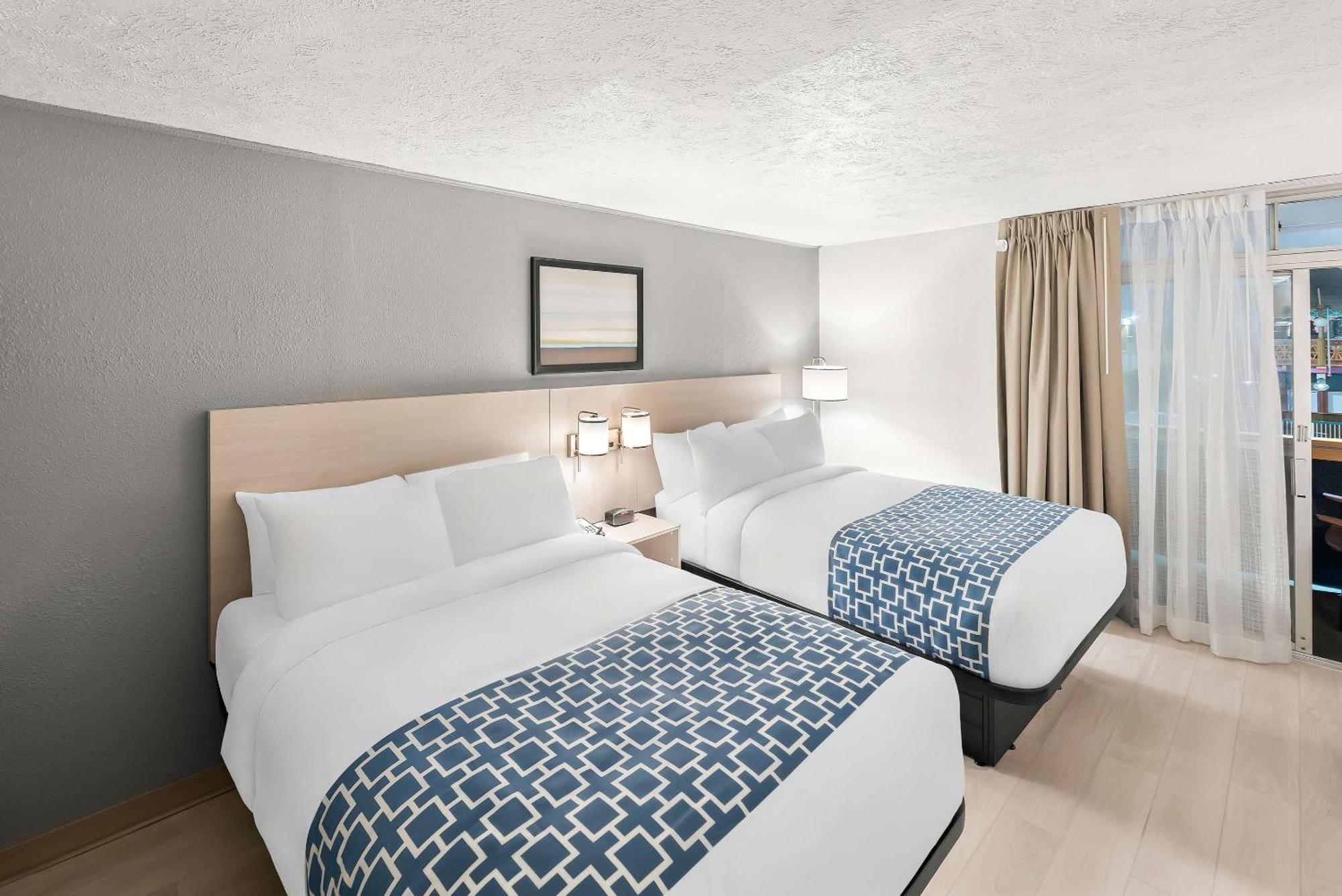 รามาดา บาย วินด์แฮม เคิร์นนีย์ Hotel ภายนอก รูปภาพ