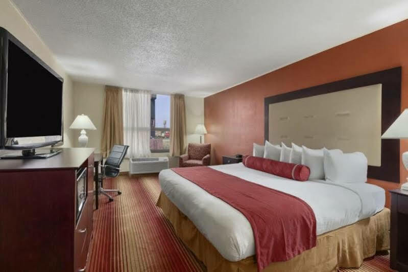 รามาดา บาย วินด์แฮม เคิร์นนีย์ Hotel ภายนอก รูปภาพ